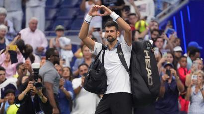 Bild: Frank Franklin II/AP/dpa
Novak Djokovic formt ein Herz zum Abschied.
