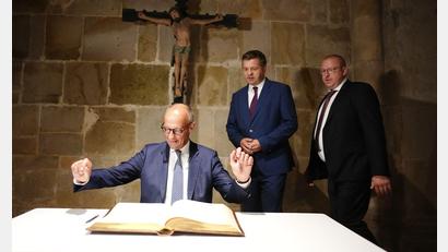 Bild: Kay Nietfeld/dpa-Pool/dpa
In Quedlinburg trägt Merz sich ins Goldene Buch der Stadt ein.