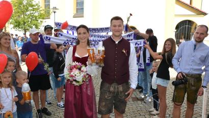 Bild: Josef Rosner
Annalena und Johannes Schneider genossen einen Schluck Hochzeitsweizen zu ihrem Hochzeitstag.