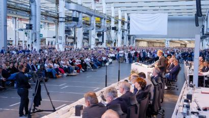 Bild: Roland Niepaul/Volkswagen VW/dpa
In der Wolfsburger Zentrale begann die Serie von außerordentlichen Treffen zwischen Vorstand und Belegschaft. (Archivbild)