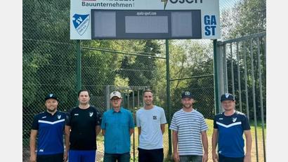 Bild: Matthias Tafelmeier
Sie freuen sich über die neue Anzeigetafel: Patrick Meiler, Christoph Walter, 1. Vorsitzender Andreas Koch, Alexander Freller, Dominik Losch und Matthias Tafelmeier (von links).