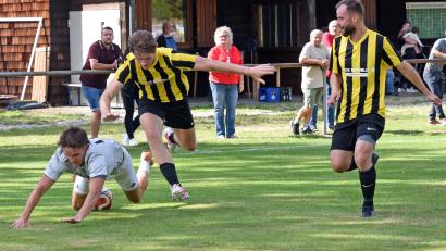 Bild: Rudi Gebert
Die SG Bärnau/Thanhausen und der FC Marktleuthen trennten sich am Sonntag nach einer aufregenden Nachspielzeit 2:2. In dieser Szene kommt Nicolai Wagner im Zweikampf mit Gästespieler Valentin Theilig zu Fall.