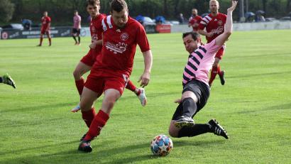 Bild: Dieter Jäschke
Christian Ferstl (rechts) vom SC Eschenbach fährt die Grätsche aus, kommt aber gegen den Haidenaaber Christian Küffner zu spät. Aus: SC Eschenbach – ASV Haidenaab 2:5.