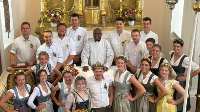 Bild: Johann Bauer
Die Kirwapaare mit Pfarrer Dunstan Asiimwe wirkten beim Gottesdienst bei der Lesung und bei den Fürbitten mit (bjo)
