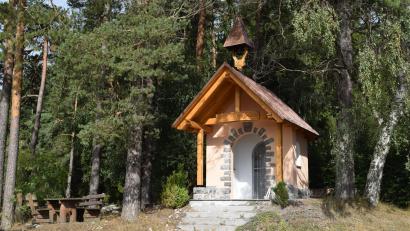 Bild: szl
Am Sonntag, 14. Juli 2024, wütete ein Feuer in der Marienkapelle bei Höll in der Gemeinde Pullenreuth. Der Fichtelgebirgsverein Pullenreuth baute das kleine Kirchlein mit Unterstützung der Gemeinde wieder auf. Am Sonntag, 27. September, ist die Einweihung geplant.