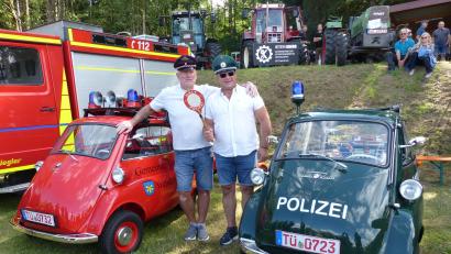 Bild: Sieglinde Schärtl
Die beiden Oldtimerbesitzer aus Tübingen mit ihren beiden Isettas.