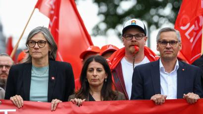Bild: Lisi Niesner/Reuters/Pool/dpa
„Mit der IG Metall werden die Werke in Emden, Zwickau, Hannover und Neckarsulm nicht geschlossen“, kündigt Benner (l.) an. (Archivbild)