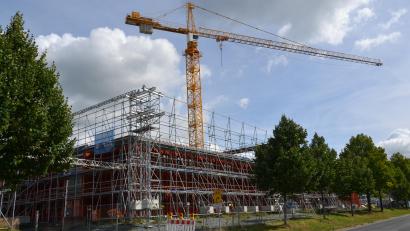 Bild: Thorsten Schreiber
Das Amt für Ländliche Entwicklung (ALE) Oberpfalz an der Falkenberger Straße ist immer noch eine Baustelle. Seit etwas mehr als drei Jahren steht nun schon das Gerüst. Nach massiven Wasserschäden musste das Flachdach komplett erneuert werden. Ende des Jahres soll die Sanierung nun endlich abgeschlossen sein. Der Fuß- und Radweg ist voraussichtlich noch bis Ende Oktober gesperrt.