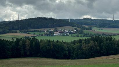 Bild: ck
Die drei Türme des Windparks Tännesberg stehen bereits. In diesen Tagen werden die Rotorblätter angeliefert. Die beauftragte Firma Bögl aus Neumarkt und Bürgermeister Ludwig Gürtler rechnen damit, dass schon bald der Probebetrieb starten kann.