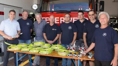 Bild: oy
Bei der Übergabe der neuen Waldbrandausrüstung: Bürgermeister Rudolf J. Teplitzky, Josef Fuchs, Harald Brunner (Fa. VTAS GmbH & Co. KG Pirkhof), Andreas Hartwig (Fa. BTL Brandschutz Technik GmbH Leipzig), Matthias Schaller, Florian Schaller, Oswald Schaller und Josef Bauer.
