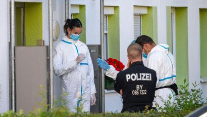 Bild: Peter Kneffel/dpa
In dem Haus wurden die Leichen der Frau und ihres Sohnes gefunden.