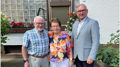 Bild: Eva Seifried
Manfred und Inge Lobitz gehen seit 65 Jahren gemeinsam durch dick und dünn. Für den Markt Mantel gratulierte Bürgermeister Richard Kammerer (rechts) zur Eisernen Hochzeit und unzähligen gemeinsamen Erlebnissen.