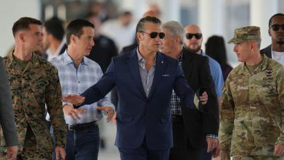 Bild: Matias Delacroix/AP/dpa
Unter Hegseth sind viele gegangen (Archivbild).