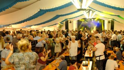 Archivbild: mab
Stimmung und Gaudi im Festzelt gehören zur Kirwa in Schwarzenfeld dazu.