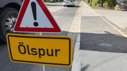 Bild: Petra Hartl
Auch am Dienstagnachmittag war das Schild "Ölspur" im betroffenen Bereich der Fuggerstraße noch aufgestellt, das ausgelaufene Frittierfett war da längst beseitigt, seine Duftmarke lag aber immer noch in der Luft.