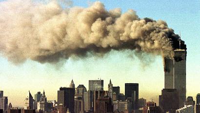 Bild: ---/dpa
11. September 2001: Die Türme des World Trade Center brannten und fielen später beide zusammen, nachdem sie von entführten Passagierflugzeugen getroffen worden waren. (Archivbild)