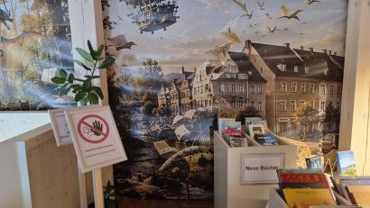 Bild: lue
"Baustelle - Zutritt verboten" steht auf dem Schild in der Stadtbücherei Kemnath. Hinter den Planen werden gerade die Folgen des Wasserschadens im Bürgerhaus wieder behoben.