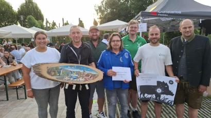 Bild: Karl Ziegler
Das Siegerfoto mit (von rechts) Bürgermeister Thomas Kleber, Sieger Fabian Irlbacher, Schützenmeister Daniel Biermeier, zweiter Sieger Andreas Ringholz, Zweiter Schützenmeister Markus Werner, Marktmeister Klaus Härtl und Dritte Bürgermeisterin Laura Roth.