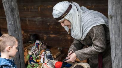 Bild: Susanne Sümer
Kinder beim Basteln von Strohpuppen im Geschichtspark Bärnau-Tachov.