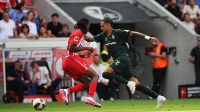 Bild: Philipp von Ditfurth/dpa
Nächster Werder-Ausfall: Justin Njinmah (r) verletzte sich beim Spiel in Freiburg.