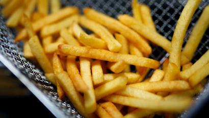 Bild: Ina Fassbender/dpa/dpa-tmn
Wegen eines technischen Defekts war das Frittierfett der Polizei zufolge auf den Parkplatz gelaufen. (Symbolbild)