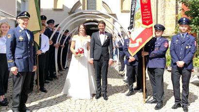 Bild: Claudia Völkl
Gute Wünsche für das gemeinsame Eheleben von der Nabburger Feuerwehr: Sie stand mit ihrem Vorsitzenden Johann Gietl (links) vor der Stadtpfarrkirche für Alexandra und Tobias Willax Spalier.
