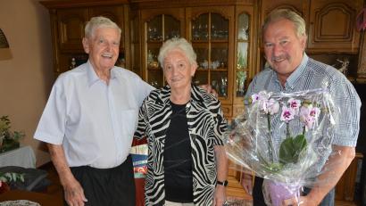 Bild: Josef Rosner
Zweiter Bürgermeister Johann Brandl (rechts) überbrachte die Glückwünsche der Stadt Mitterteich und des Landkreises zum 65. Ehejubiläum an Dagmar und Erich Ottlinger.