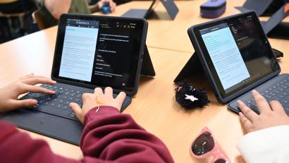 Bild: Carmen Jaspersen/dpa
Laut Umfrage nutzen fast alle älteren Schüler KI-Tools. (Symbolbild)