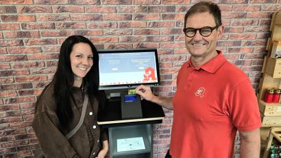 Bild: Udo Lanz
Apotheker Claus Nieberding zeigt, wie der Pharma-Point funktioniert, der am 1. September im Tante-M-Laden in Pechbrunn installiert wurde. Jessica Pöhland zählt zum dreiköpfigen Lieferdienst-Team der Stadt-Apotheke Waldershof.