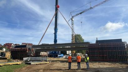 Bild: Staatliches Bauamt Amberg-Sulzbach
Zum Neubau der Flembachbrücke bei Michelfeld werden Fertigbauteile genutzt. Diese sind am Dienstag eingehoben worden - was im Bereich Michefeld für Stau im morgendlichen Berufsverkehr gesorgt hat.