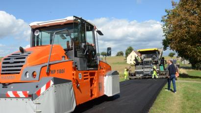 Bild: Elisabeth Dobmayer
Teilbereiche der Gemeindeverbindungsstraße zwischen Waldau und Untertresenfeld werden in diesen Tagen grundlegend saniert – rund 6000 Quadratmeter Straßenfläche erhalten neue Asphaltschichten.