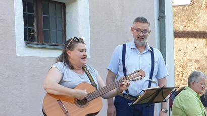 Bild: Susanne Götte
Pfarrer Márcio Trentini und seine Frau Vivian Bayer Trentini haben in ihrer Zeit in Kohlberg brasilianisches Lebensgefühl verbreitet, zum Beispiel im vergangenen Sommer bei der Picknick-Serenade im Kohlberger Kirchengarten. Ab September wechselt der Pfarrer ins Vierstädtedreieck.