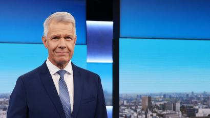 Bild: Oliver Berg/dpa
War ab 1990 in New York erster USA-Korrespondent von RTL, ging 1992 zurück nach Deutschland, um in Köln 32 Jahre lang die Hauptnachrichtensendung „RTL Aktuell“ zu präsentieren: Peter Kloeppel. (Archivbild)