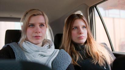 Bild: ---/WDR/dpa
Katha Rosa (links) und ihre Zwillingsschwester Franzi - Szene aus der WDR-Dokumentation „Das Schweigen brechen - Von Mamas neuem Freund missbraucht“ von Bärbel Körzdörfer, David Körzdörfer und Justine Rosenkranz. Der Film wird am 3.9. um 22.45 Uhr im WDR Fernsehen gezeigt.