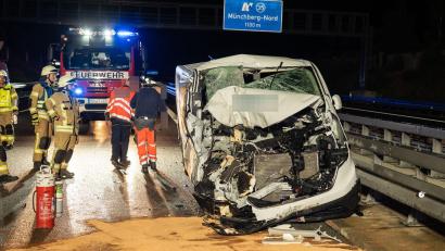 Bild: Ferdinand Merzbach/NEWS5/dpa
Durch die Wucht der Kollision wurden die sieben Passagiere sowie der Fahrer des Kleinbusses verletzt.