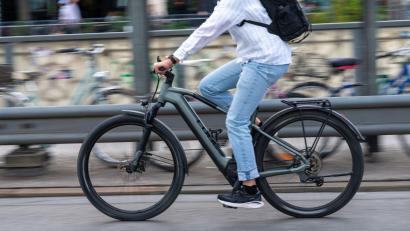Bild: Leonie Asendorpf/dpa
Elektroräder werden bei Jüngeren zunehmend populär - auch als Verkehrsmittel für den Weg in die Arbeit. (Symbolbild)