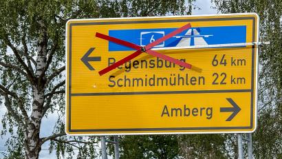 Bild: Petra Hartl
Hier, auf dem Schild des Staatlichen Bauamts, stimmt die Markierung: Das aufgeschraubte rote "x" streicht die Richtungsangabe nach Regensburg und Schmidmühlen durch. Sie gilt erst, wenn die Westumgehung 2028 fertig ist und das "x" abmontiert wird.