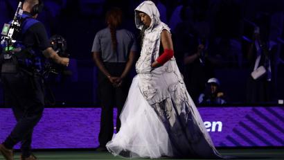 Bild: Adam Hunger/AP/dpa
Naomi Osaka präsentiert erneut ein spektakuläres Outfit.