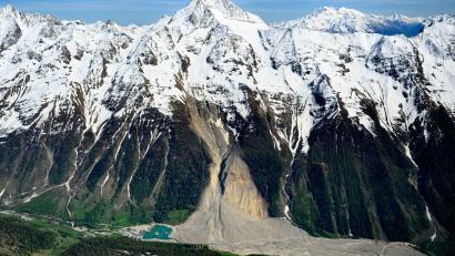 Bild: Laurent Gillieron/KEYSTONE/dpa
Berg- und Gletscherstürze hat es auch in den Alpen schon oft gegeben. (Archivbild)