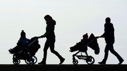 Bild: Felix Kästle/dpa
Nach einer Forsa-Umfrage für Save the Children haben viele Eltern finanzielle Sorgen. (Symbolbild)