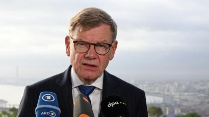 Bild: Michael Brandt/dpa
Außenminister Johann Wadephul (CDU) äußert sich in der algerischen Hauptstadt Algier vor Journalisten.