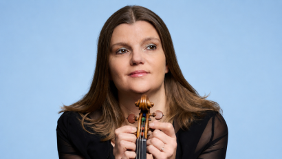 Bild: Ludwig Olah
Monika Hager wohnt seit 2023 in Kohlberg, pendelt nach Nürnberg zu der Staatsphilharmonie Nürnberg, dem größten Klangkörper der Metropolregion, und spielt dort Geige.