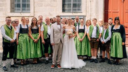 Bild: Farbflair Fotografie
Das Brautpaar Selina und Patrick Frank mit der Stiftländer Jugend- und Blaskapelle Waldsassen.