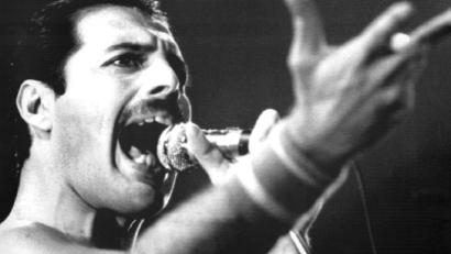 Bild: dpa
Freddie Mercury gilt als einer der legendärsten Frontmänner der Musikgeschichte. (Archivbild)