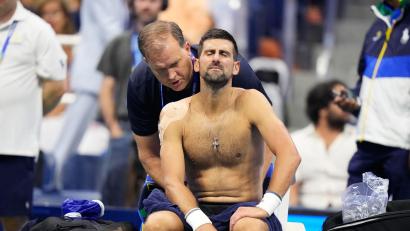 Bild: Frank Franklin II/AP/dpa
Novak Djokovic wird bei seinem Erstrundenaus am Rücken behandelt.