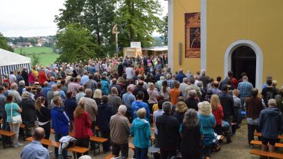 Bild: swo
So voll wird der Platz am Sonntag, 6. September, um 10 Uhr vermutlich wieder gefüllt sein, wenn Bischof Rudolf Voderholzer zum Pontifikalgottesdienst auf den Mausberg kommt.