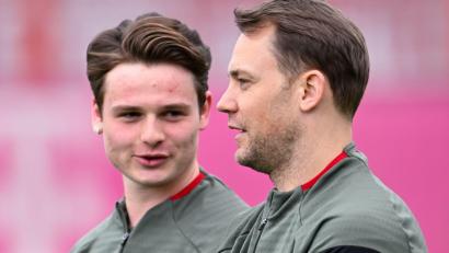 Bild: Sven Hoppe/dpa
Gegenwart und Zukunft im Tor: Der 40-jährige Manuel Neuer (r) und sein Kronprinz Jonas Urbig. (Archivbild)
