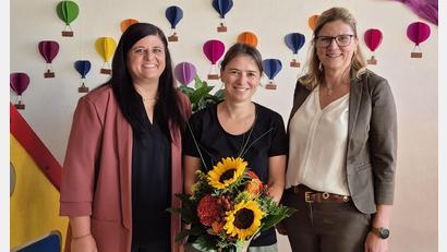 Bild: Birgit Grünwald
Der Anfang ist gemacht: Bürgermeisterin Beate Dietrich (rechts), Kindergartenleitung Stefanie Rom (Mitte) und Christina Fink von der Kindergartenverwaltung (links) freuen sich auf eine gute Zusammenarbeit.
