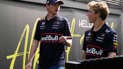 Bild: Asanka Brendon Ratnayake/AP/dpa
Liam Lawson (r) fährt auch in Monza mit Max Verstappen für Red Bull. (Archivbild)