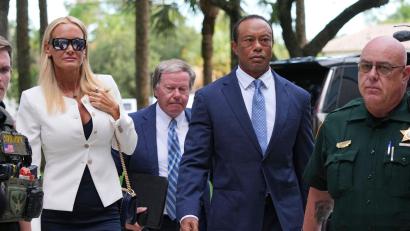 Bild: Lynne Sladky/AP/dpa
Tiger Woods erscheint vor Gericht.